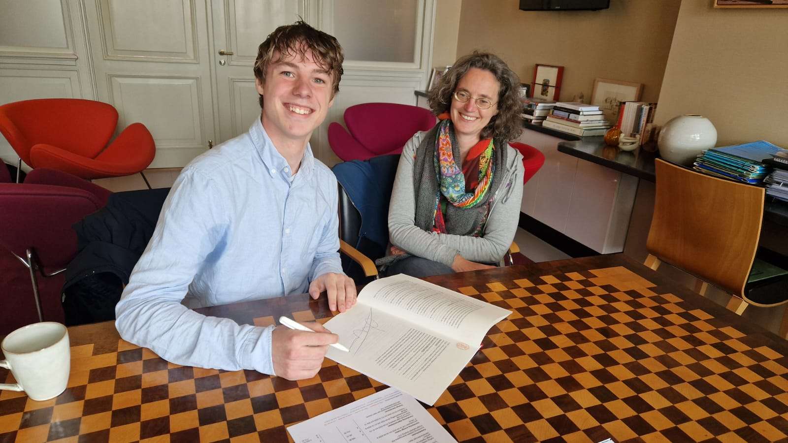 Mijn CV Foto Jolan Wapstra bij notaris