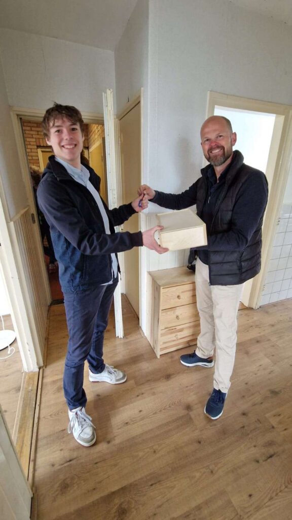 Jolan Wapstra met makelaar in eigen huis